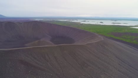 Majestätische-Antenne-über-Dem-Hverfjall-Vulkankegel-Bei-Myvatn-Island-3