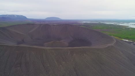 Majestätische-Antenne-über-Dem-Vulkankegel-Hverfjall-Bei-Myvatn-Island-5