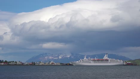 Plano-Muy-Amplio-De-Akureyri-Islandia-Con-Un-Gran-Crucero-En-El-Puerto