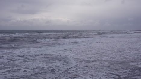 Dunkle-Wellen-Rollen-In-Dieser-Stimmungsvollen-Und-Mystischen-Ozeanszene-Während-Eines-Sturms-Auf-Dem-Atlantik-Ein