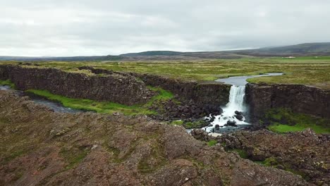 Hermosa-Antena-De-La-Cordillera-Del-Atlántico-Medio-Que-Atraviesa-Thingvellir-Islandia