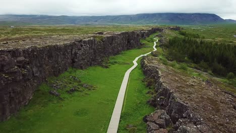Hermosa-Antena-De-La-Cordillera-Del-Atlántico-Medio-Que-Atraviesa-Thingvellir-Islandia-6