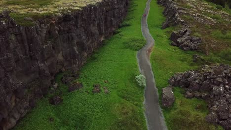 Hermosa-Antena-De-La-Cordillera-Del-Atlántico-Medio-Que-Atraviesa-Thingvellir-Islandia-7
