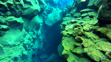 Unterwasser-Tauchen,-Schnorcheln,-Aufnahmen-Nach-Der-Mittelatlantischen-Rückenspalte-In-Thingvellir-Island