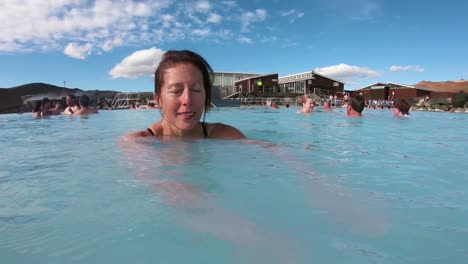 Eine-Frau-Schwimmt-In-Einem-Geothermischen-Pool-In-Einem-Day-Spa-In-Island