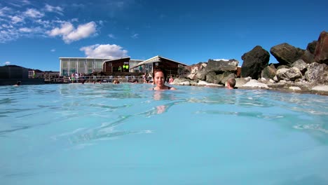 Un-Hombre-Y-Una-Mujer-Nadan-En-Una-Piscina-Geotérmica-En-Un-Spa-De-Día-En-Islandia-1