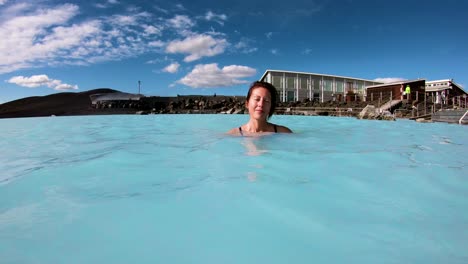 Ein-Mann-Und-Eine-Frau-Schwimmen-In-Einem-Geothermischen-Pool-In-Einem-Day-Spa-In-Island-2