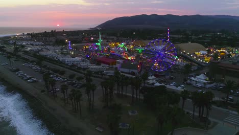 Sonnenuntergangsantenne-über-Einem-Großen-Jahrmarkt-Und-Messegelände-Mit-Riesenrad-Ventura-County-Fair-2