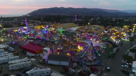 Antena-Al-Atardecer-Sobre-Una-Gran-Feria-Del-Condado-Y-El-Recinto-Ferial-Con-Noria-Feria-Del-Condado-De-Ventura-3