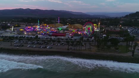 Sonnenuntergangsantenne-über-Einem-Großen-Jahrmarkt-Und-Messegelände-Mit-Riesenrad-Ventura-County-Fair-4