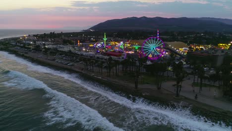 Antena-Al-Atardecer-Sobre-Una-Gran-Feria-Del-Condado-Y-Recinto-Ferial-Con-Noria-Feria-Del-Condado-De-Ventura-5