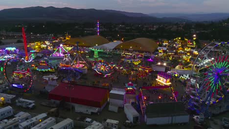 Antena-Al-Atardecer-Sobre-Una-Gran-Feria-Y-Recinto-Ferial-Del-Condado-Con-Noria-Feria-Del-Condado-De-Ventura-6