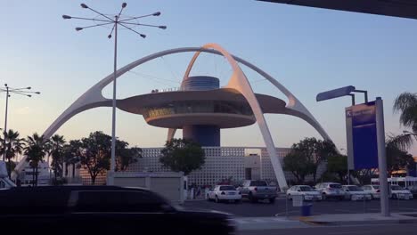 Toma-De-Establecimiento-Del-Edificio-Temático-Restaurante-De-La-Era-Espacial-Futurista-En-El-Aeropuerto-Internacional-De-Los-ángeles