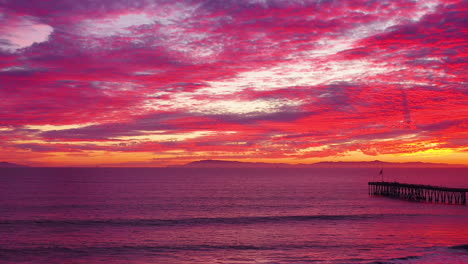 Eine-Erstaunliche-Sonnenuntergangsluftaufnahme-über-Einem-Langen-Pier-Und-Dem-Pazifischen-Ozean-Und-Den-Kanalinseln-In-Ventura-Südkalifornien-2