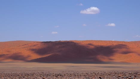 Zeitraffer-Von-Wolken,-Die-Sich-über-Das-Karge-Grasland-Und-Die-Sanddünen-Namibias-Bewegen