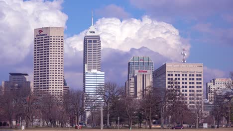 Lapso-De-Tiempo-Inusual-De-Indianápolis,-Indiana,-Con-Tráfico-Que-Se-Mueve-Normalmente-En-La-Mitad-Inferior-Y-El-Horizonte-Del-Centro-De-La-Ciudad-Y-Las-Nubes-En-Timelapse-Arriba