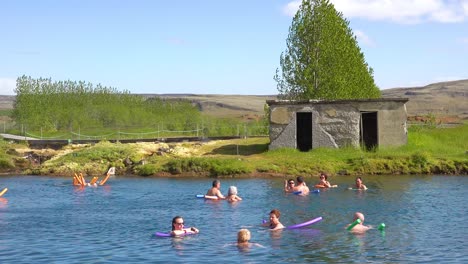 Turistas-E-Islandeses-Disfrutan-De-Un-Baño-En-Un-Manantial-Geotérmico-De-Agua-Caliente-En-Islandia-En-Fludir-Secret-Lagoon-3