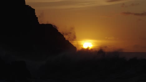 Extreme-Zeitlupe-Von-Wunderschönen-Meereswellen,-Die-In-Kaiaka-Rock-Molokai-Hawaii-Krachen
