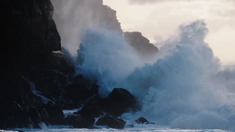 Extreme-Zeitlupe-Von-Wunderschönen-Meereswellen,-Die-In-Kaiaka-Rock-Molokai-Hawaii-Krachen-1