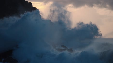 Extreme-Zeitlupe-Von-Wunderschönen-Meereswellen,-Die-In-Kaika-Felsen-Krachen-Molokai-Hawaii-2