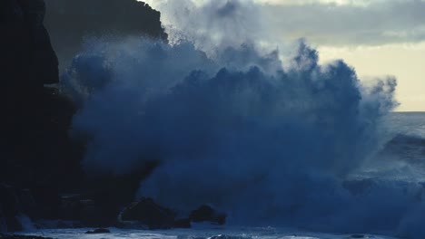 Extreme-Zeitlupe-Von-Wunderschönen-Meereswellen,-Die-In-Kaika-Felsen-Stürzen-Molokai-Hawaii-9