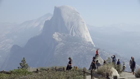 Ein-Junge-Auf-Einem-Felsen-Am-Glacier-Point-Yosemite-National-Park-Half-Dome-Und-Den-Sierra-Nevada-Bergen-In-Der-Ferne