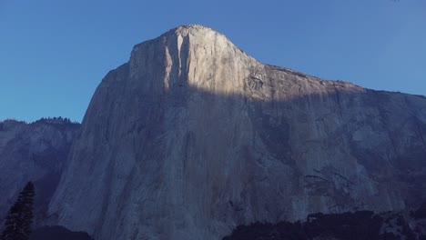 Morgenlicht-Harkt-über-Die-Nase-Des-El-Capitan-Einer-Der-Klettersteige-Great-Big-Walls-Yosemite-Nationalparkca