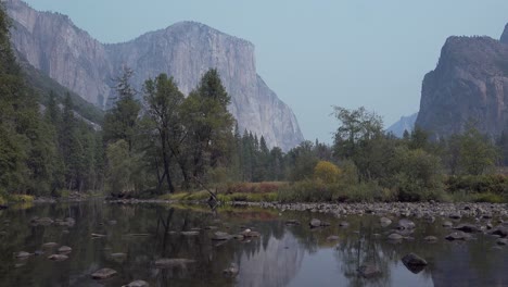 Pan-Horizontal-El-Capitan,-La-Catedral-Del-Río-Merced,-Rocas-Y-El-Valle-De-Yosemite,-El-Parque-Nacional-De-Yosemite,-California-1