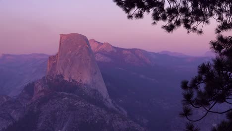 Magenta-Alpenglühen-Nach-Sonnenuntergang-Auf-Der-Halben-Kuppel-Und-Den-Hohen-Sierra-Nevada-Bergen-Vom-Washburn-Point-Yosemite-Np