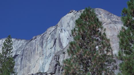 Schwenk--Und-Neigekamerabewegung,-Die-Die-Nase-Des-El-Capitan-Zeigt,-Einer-Der-Klettersteige-Große-Granitwände-Yosemite-Np-Ca
