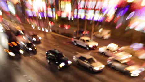 Imagen-De-Enfoque-Selectivo-De-La-Electricidad-Y-La-Energía-De-Las-Luces-Brillantes-Y-El-Tráfico-En-El-Strip-Por-La-Noche-En-Las-Vegas,-Nevada-2