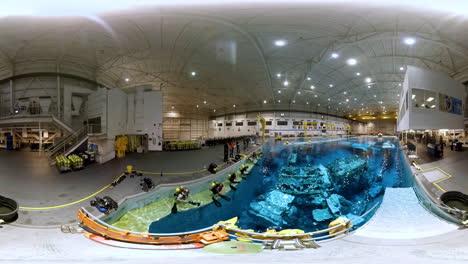 Astronauten-Trainieren-Für-Schwerelosigkeit-In-Einem-Pool-Im-NASA-Johnson-Space-Center