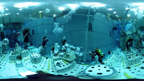 Astronauten-Trainieren-Für-Schwerelosigkeit-In-Einem-Pool-Im-NASA-Johnson-Space-Center-4