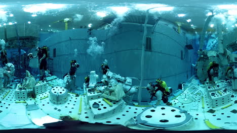 Los-Astronautas-Entrenan-Para-La-Ingravidez-En-Una-Piscina-En-El-Centro-Espacial-Nasa-Johnson-4