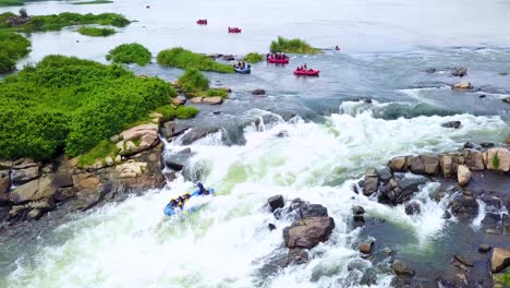 Antena-Sobre-Vigas-Rafting-En-El-Río-Nilo-En-Uganda,-África