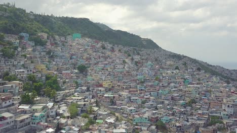 Erstaunliche-Luft,-Die-Sich-Langsam-über-Die-Endlosen-Slums-Favelas-Und-Slums-Im-Bezirk-Cite-Soleil-Von-Port-Au-Prince-Haiti-.-Erhebt