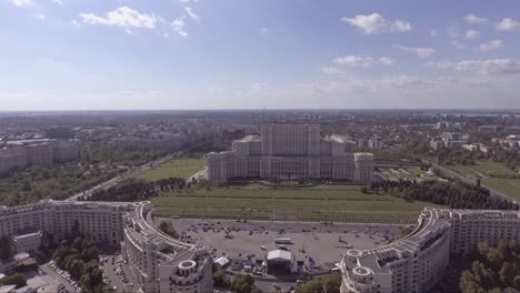Alta-Antena-Sobre-El-Palacio-Del-Parlamento-En-Bucarest,-Rumania