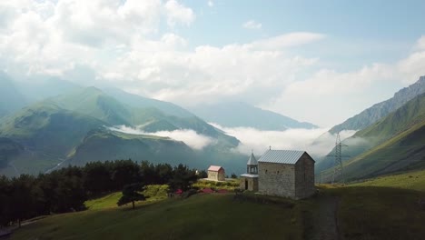 Eine-Schöne-Antenne-Einer-Kirche-Und-Tiefen-Schluchten-In-Der-Landschaft-Der-Republik-Georgien