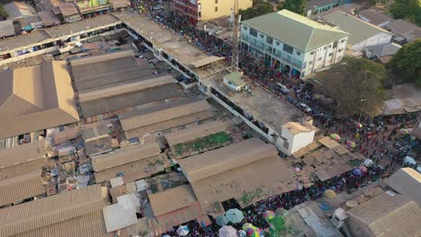 Sehr-Gute-Antenne-über-Westafrikanischen-Straßenmarkt-In-Gambia-Pässe-Für-Guinea-Bissau-Sierra-Leone-Nigeria-Elfenbeinküste-Oder-Liberia