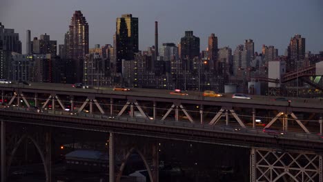 Nachtaufnahme-Des-Verkehrs-Auf-Der-Queensboro-Brücke-Mit-Skyline-Hintergrund-Von-New-York-Manhattan-1