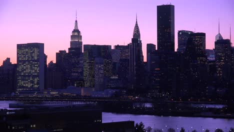 Schöne-Dämmerung-Oder-Nachtaufnahme-Der-Skyline-Von-New-York-Manhattan-3