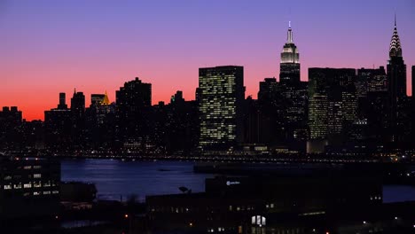 Hermoso-Atardecer-Profundo-Shot-Del-Horizonte-De-La-Ciudad-De-Nueva-York-De-Manhattan-En-La-Noche-1