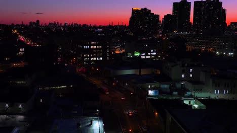 Ein-Weitwinkel-Blick-über-Queens-New-York-City-In-Der-Abenddämmerung-1