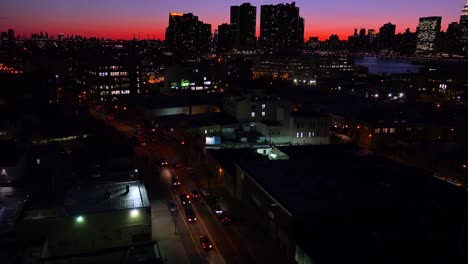 Ein-Weitwinkel-Blick-über-Queens-New-York-City-In-Der-Abenddämmerung-3