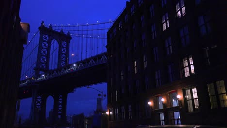 Eine-Schöne-Aussicht-Auf-Eine-Brooklyn-New-York-Street-Mit-Dem-Brückenhintergrund-Und-Den-Wohnungen-Im-Vordergrund-3
