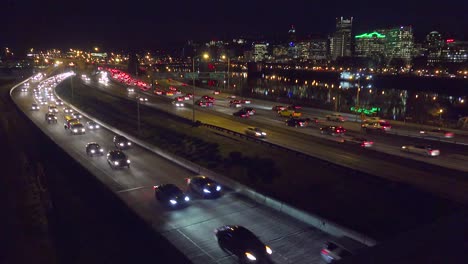 Gute-Aufnahmen-Von-Autobahn--Oder-Autobahnverkehr-In-Der-Nacht-Mit-Dem-Skyline-Hintergrund-Der-Stadt-Portland-Oregon-1