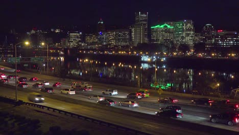 Buenas-Imágenes-Del-Tráfico-De-La-Autopista-O-De-La-Autopista-En-La-Noche-Con-El-Fondo-Del-Horizonte-De-La-Ciudad-De-Portland-Oregon-3