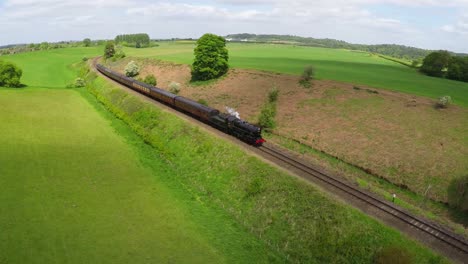 Una-Antena-De-Un-Tren-De-Vapor-A-Su-Paso-Por-La-Campiña-Inglesa-A-Alta-Velocidad-1