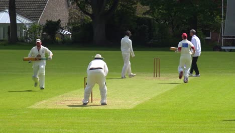 Cricket-Wird-Auf-Einem-Grünen-Rasenplatz-In-England-Gespielt-1