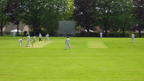 Cricket-Wird-Auf-Einem-Grünen-Rasenplatz-In-England-Gespielt-2